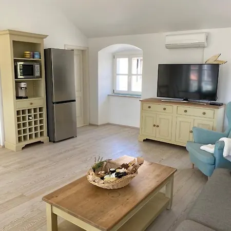 Spacious 2 Storey Old Town