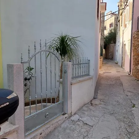 Spacious 2 Storey Old Town *